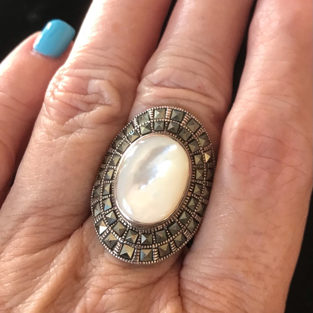 Mother of Pearl Marcasite Ring Size 6.5 - Picture 4 of 6